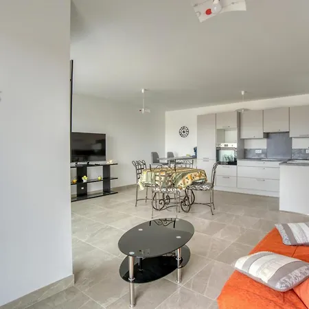 1 Bedroom Cozy In דירה *