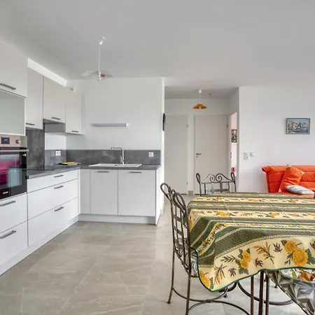 Apartament Lovely In